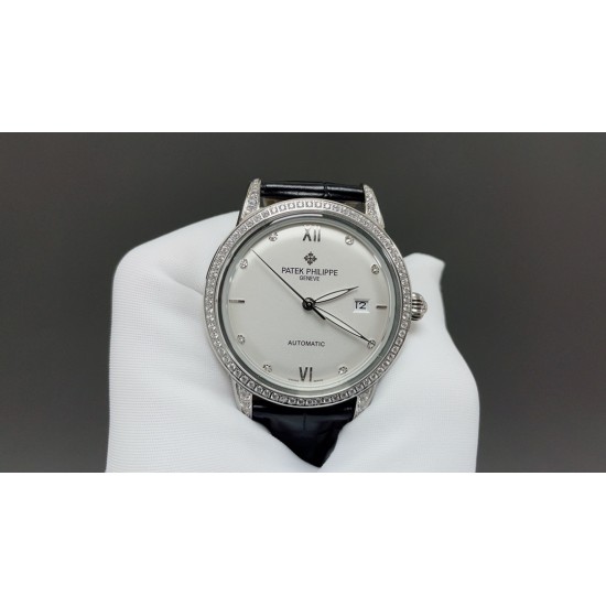 百达翡丽-PATEK PHILIPPE-火热新款式,新款锅盖,耗时长达8个月!超薄男士自动机械腕表,采用进口原装9015机芯,每小时振频28800次,零返修质量,直径40mm原装尺寸,超薄工艺8mm,锅盖玻璃材质!超强防水50米!专柜同款,一比一复刻!带上他锋芒尽显,气派不凡!耀眼光辉,永恒尊贵。⚠️请认准专业独家品质!欢迎转载 百达翡丽-PATEK PHILIPPE-火热新款式,新款锅盖,耗时长达8个月!超薄男士自动机械腕表,采用进口原装9015机芯,每小时振频28800次,零返修质量,直径40mm原装尺寸,超薄工艺8mm,锅盖玻璃材质!超强防水50米!专柜同款,一比一复刻!带上他锋芒尽显,气派不凡!耀眼光辉,永恒尊贵。⚠️请认准专业独家品质!欢迎转载