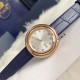 实拍 伯爵-PIAGET 女士腕表 瑞士石英机芯 316L精钢表壳 真牛皮表带 尺寸34*8mm 蓝宝石玻璃镜面 简约的设计,大胆而多彩的配色,以及旋转表圈是伯爵品牌 Possession腕表的特质所在。通过品牌制表师们天马星空的创意,将各个亮色的表带与贵金属、钻石、精钢材质相融,通过圆形盘面的演绎,令全新的 Possession腕表越发闪耀夺目,给人眼前一亮之感。 实拍 伯爵-PIAGET 女士腕表 瑞士石英机芯 316L精钢表壳 真牛皮表带 尺寸34*8mm 蓝宝石玻璃镜面 简约的设计,大胆而多彩的配色,以及旋转表圈是伯爵品牌 Possession腕表的特质所在。通过品牌制表师们天马星空的创意,将各个亮色的表带与贵金属、钻石、精钢材质相融,通过圆形盘面的演绎,令全新的 Possession腕表越发闪耀夺目,给人眼前一亮之感。