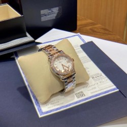 《YF出品》萧邦Happy Diamonds系列在女士腕表当中非常具有标志性，这款腕表拥有36和30毫米的腕表直径，对于大部分女士来说这个尺寸刚刚好。极具标志性的表壳设计搭配银色表盘，盘面上转动的钻石是萧邦Happy Diamonds最大的亮点设计所在。腕表搭载了自动上链机芯，能够为腕表提供42个小时的动力储存。。。YF臻品（2021新鲜上市）：萧邦HAPPY DIAMONDS系列274893-5003腕表（精钢-玫瑰金-白色贝壳表盘，7颗彩色活动钻石，2892-2全自动机械，36毫米）