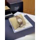 《YF出品》萧邦Happy Diamonds系列在女士腕表当中非常具有标志性,这款腕表拥有36和30毫米的腕表直径,对于大部分女士来说这个尺寸刚刚好。极具标志性的表壳设计搭配银色表盘,盘面上转动的钻石是萧邦Happy Diamonds最大的亮点设计所在。腕表搭载了自动上链机芯,能够为腕表提供42个小时的动力储存。。。YF臻品(2021新鲜上市):萧邦HAPPY DIAMONDS系列274893-5003腕表(精钢-玫瑰金-白色贝壳表盘,7颗彩色活动钻石,2892-2全自动机械,36毫米) 《YF出品》萧邦Happy Diamonds系列在女士腕表当中非常具有标志性,这款腕表拥有36和30毫米的腕表直径,对于大部分女士来说这个尺寸刚刚好。极具标志性的表壳设计搭配银色表盘,盘面上转动的钻石是萧邦Happy Diamonds最大的亮点设计所在。腕表搭载了自动上链机芯,能够为腕表提供42个小时的动力储存。。。YF臻品(2021新鲜上市):萧邦HAPPY DIAMONDS系列274893-5003腕表(精钢-玫瑰金-白色贝壳表盘,7颗彩色活动钻石,2892-2全自动机械,36毫米)