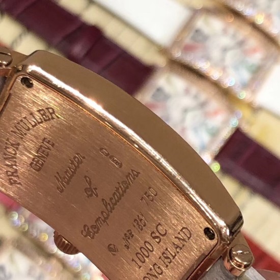 法兰克穆勒 Franck Muller 长岛系列腕表、深受时尚白领及众多明星追捧的顶级品牌,以经典的长方形线条设计呈现、精湛的制表工艺,默默绽放着美丽的光泽。表圈华丽钻石镶嵌,如同精美的王冠,让整款腕表浸润在梦幻清澈的光芒之中。表盘上独特的数字刻度打破常规,流淌着别致的韵律,令人印象深刻。尺寸26mm*45mm*8mm。 法兰克穆勒 Franck Muller 长岛系列腕表、深受时尚白领及众多明星追捧的顶级品牌,以经典的长方形线条设计呈现、精湛的制表工艺,默默绽放着美丽的光泽。表圈华丽钻石镶嵌,如同精美的王冠,让整款腕表浸润在梦幻清澈的光芒之中。表盘上独特的数字刻度打破常规,流淌着别致的韵律,令人印象深刻。尺寸26mm*45mm*8mm。