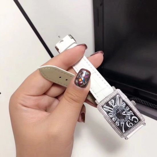 法兰克穆勒-Franck muller- 全新款升级版长岛系列 女士腕表 进口石英机芯 316L精钢表壳 真牛皮表带 本款腕表备受时尚女性喜爱,在不同的场合映耀着她们各自的独特个性与迷人风华 法兰克穆勒-Franck muller- 全新款升级版长岛系列 女士腕表 进口石英机芯 316L精钢表壳 真牛皮表带 本款腕表备受时尚女性喜爱,在不同的场合映耀着她们各自的独特个性与迷人风华