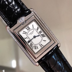 AW厂最新卡地亚翻转坦克卡地亚 Cartier的Tank Reversible系列诞生于1932年，也就是今日Tank Basculante的前身，是以其著名的长方形坦克为基础造型，再加上表身可以翻转的功能，此功能称为Cabriolet，法文的意思是有篷的马车，取其翻转过程形式篷顶收放，表壳电白金品质，搭配美州鳄鱼皮表带尺寸长31m宽26厚4.8。