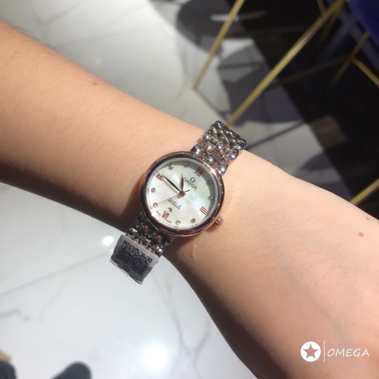 欧米茄 OMEGA 精品女神水滴系列腕表。316L精钢材质,进口石英机芯,原装折叠扣,精致唯美的设计,让您的美丽无处不在,也将华丽与经典融合,创造出惊艳巨作,表盘清新淡雅,色彩的格调将华丽装点腕间,悦享浪漫之感。尺寸28mm。 欧米茄 OMEGA 精品女神水滴系列腕表。316L精钢材质,进口石英机芯,原装折叠扣,精致唯美的设计,让您的美丽无处不在,也将华丽与经典融合,创造出惊艳巨作,表盘清新淡雅,色彩的格调将华丽装点腕间,悦享浪漫之感。尺寸28mm。