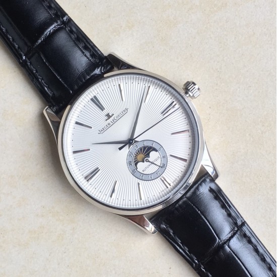 2019推出新款 Jaeger-leCoultre Master Ultra Thin Moon积家超薄月相大师系列42mm腕表,简洁的线条设计,赏心悦目的表盘。 显示令表盘尽显活力,6位24小时指针宛如一幕和谐美妙的腕上芭蕾。透过玻璃底盖,机芯运行一目了然。这款厚度仅5.8毫米的超薄机芯向世人证实,超凡的技艺和极尽复杂的功能可以在狭小的空间内完美展现 2019推出新款 Jaeger-leCoultre Master Ultra Thin Moon积家超薄月相大师系列42mm腕表,简洁的线条设计,赏心悦目的表盘。 显示令表盘尽显活力,6位24小时指针宛如一幕和谐美妙的腕上芭蕾。透过玻璃底盖,机芯运行一目了然。这款厚度仅5.8毫米的超薄机芯向世人证实,超凡的技艺和极尽复杂的功能可以在狭小的空间内完美展现
