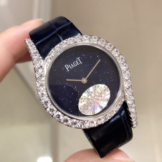 实拍 最新伯爵 限量款 璀璨星夜 Piaget Limelingt Gala腕表腕表以砂金石表盘搭配同款蓝色皮革表带,将璨夜星河定格腕间。以浩瀚苍穹中璀璨渺远的星宿,演绎细腻无穷无尽的爱意!铺镶耀眼美钻 表圈 表耳在伯爵标志性的69型表壳,倍添迷人气质!尺寸:32mm。认准HBBv7商标独家拍摄细节 实拍 最新伯爵 限量款 璀璨星夜 Piaget Limelingt Gala腕表腕表以砂金石表盘搭配同款蓝色皮革表带,将璨夜星河定格腕间。以浩瀚苍穹中璀璨渺远的星宿,演绎细腻无穷无尽的爱意!铺镶耀眼美钻 表圈 表耳在伯爵标志性的69型表壳,倍添迷人气质!尺寸:32mm。认准HBBv7商标独家拍摄细节
