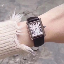 Cartier 卡地亚 坦克系列方型石英女表手表，F-16 18年最新力作！小方卡表壳采用上下横度手工打磨，左右立体感似平似圆。均予2017年新版卡地亚坦克系列保持一致。包括水波纹皮带纹路与弧度设计体现超强做工，底皮真正意大利牛皮颜色对版 ，底盖均衡密度拉丝 。1字弧度高吻合螺丝完美结合。表扣采用拉砂刻体，小号尺寸：31mmx 24.5mm，厚6mm