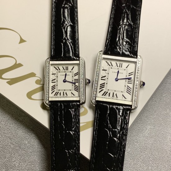 实拍【精品升级版】卡地亚超薄坦克Cartier Tank Solo系列,一款百搭 性价比又高的手表 采用瑞士石英机芯,圆珠形表冠,镶嵌一颗凸圆形合成尖晶石,镀银珠光表盘,罗马数字时标,剑形蓝钢指针,蓝宝石水晶镜面,可搭配进口鳄鱼纹牛皮表带,另有多种颜色荔枝纹原版皮为你打造个性化腕间配饰,直径:小号2431mm,中号2734mm。佩戴舒适柔软服帖,上手显得高贵又典雅,很气质很女人独家货源。「认准细节,欢迎质量对比」 实拍【精品升级版】卡地亚超薄坦克Cartier Tank Solo系列,一款百搭 性价比又高的手表 采用瑞士石英机芯,圆珠形表冠,镶嵌一颗凸圆形合成尖晶石,镀银珠光表盘,罗马数字时标,剑形蓝钢指针,蓝宝石水晶镜面,可搭配进口鳄鱼纹牛皮表带,另有多种颜色荔枝纹原版皮为你打造个性化腕间配饰,直径:小号2431mm,中号2734mm。佩戴舒适柔软服帖,上手显得高贵又典雅,很气质很女人独家货源。「认准细节,欢迎质量对比」