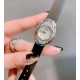 最新 PIAGET伯爵 Limelight非凡珍品腕表系列 花朵 闭合状态下尺寸33mm*22mm, 花朵盛开时直径为33mm。表壳才有18K白金电镀,进口石英机芯 。特点: 表壳由可顺时针旋转的三片花瓣造型组成一朵完美的三色艳丽花朵。第一层花瓣上镶嵌26颗白色钻石于表圈 ,第二层花瓣镶嵌26颗红色钻石彰显奢华,第三层花瓣镶嵌18颗幽邃蓝宝石彰显尊贵,蓝宝石水晶镜面 搭配绸缎丝绢皮/手工锻造丝网表带。这不仅是一款非凡的腕表,更堪称一件珠宝工艺杰作,完美结合创意,生动灵性,彰显着珠宝腕表的优雅魅力 最新 PIAGET伯爵 Limelight非凡珍品腕表系列 花朵 闭合状态下尺寸33mm*22mm, 花朵盛开时直径为33mm。表壳才有18K白金电镀,进口石英机芯 。特点: 表壳由可顺时针旋转的三片花瓣造型组成一朵完美的三色艳丽花朵。第一层花瓣上镶嵌26颗白色钻石于表圈 ,第二层花瓣镶嵌26颗红色钻石彰显奢华,第三层花瓣镶嵌18颗幽邃蓝宝石彰显尊贵,蓝宝石水晶镜面 搭配绸缎丝绢皮/手工锻造丝网表带。这不仅是一款非凡的腕表,更堪称一件珠宝工艺杰作,完美结合创意,生动灵性,彰显着珠宝腕表的优雅魅力