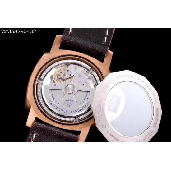 VS沛纳海 Pam382 升级V2啦！[色]。机芯功能升级：时针单独调时  通过时针调历。机芯背透 ：摆轮与正品一致 螺丝孔位95%以上接近正品。47mm，搭载自动上链机芯，大家常说硬汉风格什么的，我觉得青铜382才是最最硬汉的沛纳海，不光在造型上够钢猛，青铜材质更是在经过岁月洗礼后变得不一样，有经历，有故事，有一种沧桑感，这才是真正的硬汉！敢死队同款哦！商品规格:默认规格