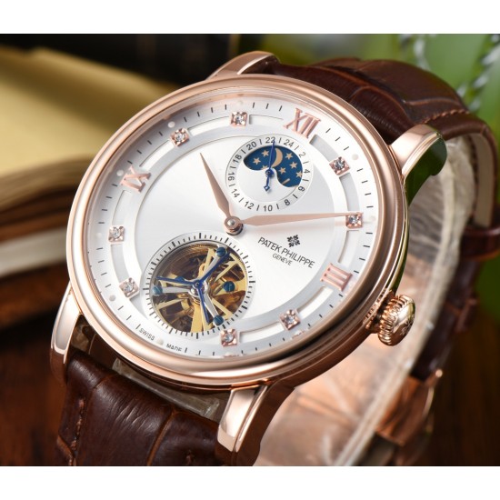 时尚新款 PATEK PHILIPPE【新年巨献 最高版本】百达翡丽超级多功能系列(功能 12字位日月星辰显示 6字位飞达显示)和原装一样的带水平压纹工艺,带荧光刻度 ,42mm直径。316L精钢镀金,原装进口镀膜水晶镜面。字面的外钻为施华洛世奇钻,通透闪亮,气质非凡。在目前技术范畴内尽可能接近原装,此款腕表让您驾驭所有场合。 时尚新款 PATEK PHILIPPE【新年巨献 最高版本】百达翡丽超级多功能系列(功能 12字位日月星辰显示 6字位飞达显示)和原装一样的带水平压纹工艺,带荧光刻度 ,42mm直径。316L精钢镀金,原装进口镀膜水晶镜面。字面的外钻为施华洛世奇钻,通透闪亮,气质非凡。在目前技术范畴内尽可能接近原装,此款腕表让您驾驭所有场合。