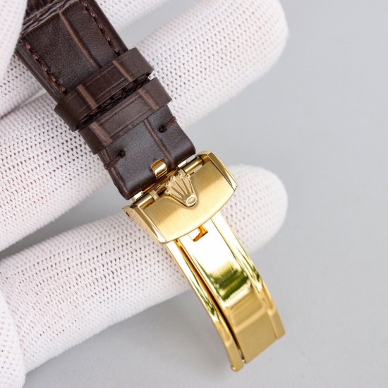 劳力士 ROLEX 恒动1908型,m52508-0006小秒型腕表,是劳力士几百年来第一款透底腕表,腕表尺寸:39mm,独家定制Cal.7140原装机芯,功能外表做到和原装一致;走时精准稳定性! 3. 红金技术,厚度达到包金一般的标准,腕表重量优化! 4.搭配意大利小牛皮,双褶扣,皮质柔软细腻更加贴合手腕给您带来舒适的佩戴感! 劳力士 ROLEX 恒动1908型,m52508-0006小秒型腕表,是劳力士几百年来第一款透底腕表,腕表尺寸:39mm,独家定制Cal.7140原装机芯,功能外表做到和原装一致;走时精准稳定性! 3. 红金技术,厚度达到包金一般的标准,腕表重量优化! 4.搭配意大利小牛皮,双褶扣,皮质柔软细腻更加贴合手腕给您带来舒适的佩戴感!