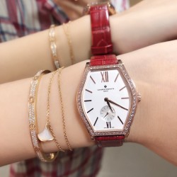 实拍 江诗丹顿-Vacheron Constantin 作为世界上历史悠久的钟表制造商从未停止生产，秉承悉力以赴，精益求精的品牌座右铭，其中有一款-Malte系列25530/000R-9742，经典酒桶型婉表，防磨水晶镜面，内部经反光处理，配置瑞士原装石英机芯，尺寸28.40*38.67毫米，厚度7.28毫米。表壳电镀18K白金/玫瑰金，表带有布绢带，牛皮带两种选择，针扣配带.市面最高版本，你值得拥有！