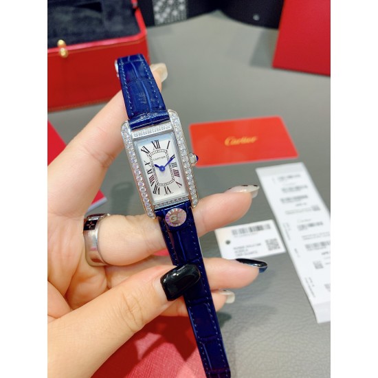 卡地亚-美国坦克-Cartier Tank Amricaine腕表,小号表款,三码合一。采用蓝宝水石晶镜面,瑞士石英机芯。原版开模,精钢表壳,八角形表冠,镶嵌一颗合成蓝色尖晶石,镀银表盘,剑形蓝钢指针,搭配原装光面折叠表扣,采用进口多色小牛皮。腕大表器优雅,深行受家青睐。表壳尺寸:34.80 x 19.00毫米。 卡地亚-美国坦克-Cartier Tank Amricaine腕表,小号表款,三码合一。采用蓝宝水石晶镜面,瑞士石英机芯。原版开模,精钢表壳,八角形表冠,镶嵌一颗合成蓝色尖晶石,镀银表盘,剑形蓝钢指针,搭配原装光面折叠表扣,采用进口多色小牛皮。腕大表器优雅,深行受家青睐。表壳尺寸:34.80 x 19.00毫米。