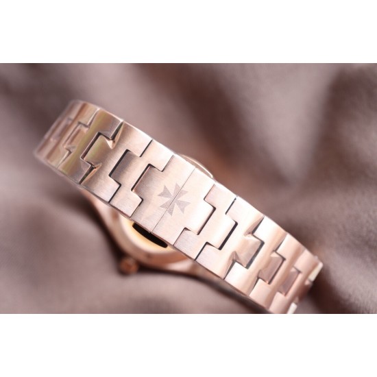 实拍【Vacheron Constantin江诗丹顿】纵横四海系列OVERSEAS女款小号型钢带款——一款极具魅力和旅行精神的女性腕表【表壳】直径36mm适合大部分女性佩戴,84颗圆形切割施华洛水更是钻璀璨夺目 【表盘】简约的大三针设计 旭日纹缎面拉丝的工艺处理 深邃优雅 时标均带白色夜光涂层 【机芯】CITIZEN8系列改Cal.5300机芯(机芯稳定零返修 ) 原装18k纳米镀金质摆陀 实拍【Vacheron Constantin江诗丹顿】纵横四海系列OVERSEAS女款小号型钢带款——一款极具魅力和旅行精神的女性腕表【表壳】直径36mm适合大部分女性佩戴,84颗圆形切割施华洛水更是钻璀璨夺目 【表盘】简约的大三针设计 旭日纹缎面拉丝的工艺处理 深邃优雅 时标均带白色夜光涂层 【机芯】CITIZEN8系列改Cal.5300机芯(机芯稳定零返修 ) 原装18k纳米镀金质摆陀