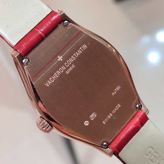 实拍 江诗丹顿-Vacheron Constantin 作为世界上历史悠久的钟表制造商从未停止生产,秉承悉力以赴,精益求精的品牌座右铭,其中有一款-Malte系列25530/000R-9742,经典酒桶型婉表,防磨水晶镜面,内部经反光处理,配置瑞士原装石英机芯,尺寸28.40*38.67毫米,厚度7.28毫米。表壳电镀18K白金/玫瑰金,表带有布绢带,牛皮带两种选择,针扣配带.市面最高版本,你值得拥有! 实拍 江诗丹顿-Vacheron Constantin 作为世界上历史悠久的钟表制造商从未停止生产,秉承悉力以赴,精益求精的品牌座右铭,其中有一款-Malte系列25530/000R-9742,经典酒桶型婉表,防磨水晶镜面,内部经反光处理,配置瑞士原装石英机芯,尺寸28.40*38.67毫米,厚度7.28毫米。表壳电镀18K白金/玫瑰金,表带有布绢带,牛皮带两种选择,针扣配带.市面最高版本,你值得拥有!