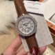 实拍 积家-Jaeger-LeCoultre DAZZLING RENDEZ- VOUS MOON约会系列月相珠宝腕表月之女神,是浪漫与柔美的象征,她掌管着大自然中的潮起潮落和季节更替,是艺术家与诗人们的灵感源泉,在温润莹亮的白色珍珠母贝映衬下,晶莹璀璨的钻石散发出夜空般的静谧之美,表圈镶嵌108颗钻石,组成两个环绕表壳的同心圆。由36颗以爪镶工艺镶嵌的钻石组成的外圈,为光芒闪耀的表圈营造出轻盈美妙的质感,尺寸36mm的精钢表壳搭配进口瑞士石英,采用蓝宝石水晶玻璃。 实拍 积家-Jaeger-LeCoultre DAZZLING RENDEZ- VOUS MOON约会系列月相珠宝腕表月之女神,是浪漫与柔美的象征,她掌管着大自然中的潮起潮落和季节更替,是艺术家与诗人们的灵感源泉,在温润莹亮的白色珍珠母贝映衬下,晶莹璀璨的钻石散发出夜空般的静谧之美,表圈镶嵌108颗钻石,组成两个环绕表壳的同心圆。由36颗以爪镶工艺镶嵌的钻石组成的外圈,为光芒闪耀的表圈营造出轻盈美妙的质感,尺寸36mm的精钢表壳搭配进口瑞士石英,采用蓝宝石水晶玻璃。