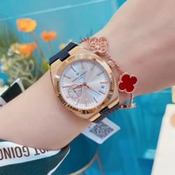 江诗丹顿-VACHERON CONSTANTIN纵横四海系列火热上市，突破传统，时尚优雅的多彩表带，可满足佩戴者在不同场合的需求，多样化的色彩设计演绎大胆而时尚的风格，江诗丹顿在装置时始终将舒适性放在首位，确保腕表完美贴合手腕，纯钢表壳，进口石英机芯，蓝宝石水晶玻璃，舒适胶质表带，采用原装针式表扣佩戴方便！尺寸:36.5mm