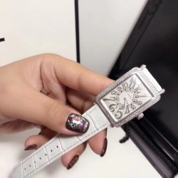 法兰克穆勒-Franck muller- 全新款升级版长岛系列  女士腕表  进口石英机芯  316L精钢表壳  真牛皮表带 本款腕表备受时尚女性喜爱，在不同的场合映耀着她们各自的独特个性与迷人风华