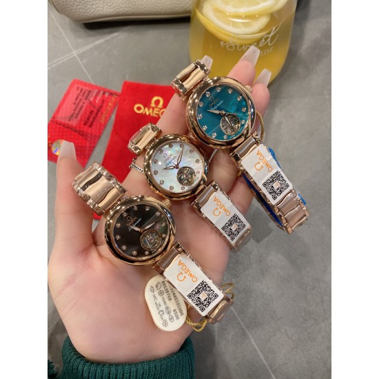 全新欧米茄Ladymatic系列陀飞轮升级版闪亮登场✨‼️采用天然珍珠贝母飞轮表盘、以简约大方的外形备受现代女性青睐。搭配全自动机械机芯,走时稳定,拱形蓝宝石镜面,316L精钢材质,完美演绎。多色进口意大利鳄鱼纹路真牛皮表带和316精钢表带可供选择!绝对是女装机械表里的天花板尺寸35mm12mm 全新欧米茄Ladymatic系列陀飞轮升级版闪亮登场✨‼️采用天然珍珠贝母飞轮表盘、以简约大方的外形备受现代女性青睐。搭配全自动机械机芯,走时稳定,拱形蓝宝石镜面,316L精钢材质,完美演绎。多色进口意大利鳄鱼纹路真牛皮表带和316精钢表带可供选择!绝对是女装机械表里的天花板尺寸35mm12mm