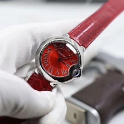 V6出品 CARTIER卡地亚蓝气球系列WSBB0022腕表，蓝气球系列，新款，中国红，尺寸有28，33，36毫米，石英机芯。悦目的红色，既象征爱情的热烈，也传达团圆的喜悦。浓情蜜意，化作红色鳄鱼皮表带，在爱人的腕间缠绕；凸圆形尖晶石镶嵌在凹槽式表冠，优雅而静谧；红色阳光射线纹饰表盘流光溢彩，如绚烂的红玫瑰，见证幸福与喜悦的时刻；剑形银色指针精准地记录下永恒的挚爱宣言，触动爱的心跳。此次一次性发售的卡地亚“中国红”蓝气球腕表，将为2020新年带来鸿运好彩头。