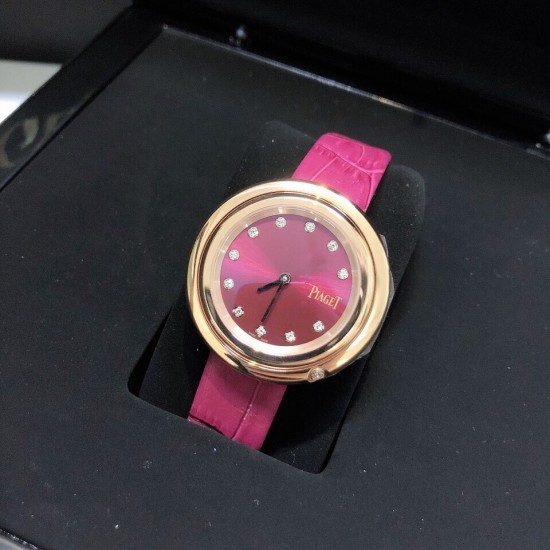 实拍 伯爵-PIAGET 女士腕表 瑞士石英机芯 316L精钢表壳 真牛皮表带 尺寸34*8mm 蓝宝石玻璃镜面 简约的设计,大胆而多彩的配色,以及旋转表圈是伯爵品牌 Possession腕表的特质所在。通过品牌制表师们天马星空的创意,将各个亮色的表带与贵金属、钻石、精钢材质相融,通过圆形盘面的演绎,令全新的 Possession腕表越发闪耀夺目,给人眼前一亮之感。 实拍 伯爵-PIAGET 女士腕表 瑞士石英机芯 316L精钢表壳 真牛皮表带 尺寸34*8mm 蓝宝石玻璃镜面 简约的设计,大胆而多彩的配色,以及旋转表圈是伯爵品牌 Possession腕表的特质所在。通过品牌制表师们天马星空的创意,将各个亮色的表带与贵金属、钻石、精钢材质相融,通过圆形盘面的演绎,令全新的 Possession腕表越发闪耀夺目,给人眼前一亮之感。