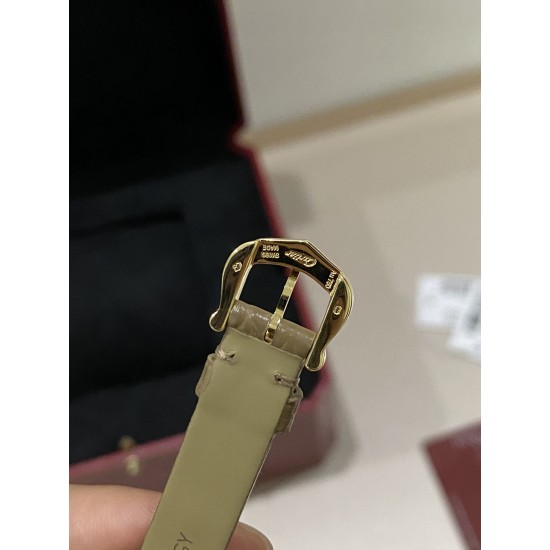 鳄鱼皮版本DR工厂 卡地亚浴缸 全网独家首发❗️Baignoire浴缸系列腕表,典雅欧风浴缸形状,完美演绎卡地亚的经典美学,涌现腕表设计的焕新力量卡家又一经典之作浴缸系列。实物拿到手的时候大吃一惊,颜值高 !椭圆外型的感觉正是典雅欧风浴缸形状,这也太好看了吧!Baignoire浴缸系列腕表,小号表款,石英机芯。镶嵌一颗凸圆形蓝宝石。镀银表盘,剑形蓝钢指针,蓝宝石水晶镜面。灰褐色鳄鱼皮表带。表壳尺寸:32x26毫米厚度:8毫米防水深度3巴(约30米)生活防水。 鳄鱼皮版本DR工厂 卡地亚浴缸 全网独家首发❗️Baignoire浴缸系列腕表,典雅欧风浴缸形状,完美演绎卡地亚的经典美学,涌现腕表设计的焕新力量卡家又一经典之作浴缸系列。实物拿到手的时候大吃一惊,颜值高 !椭圆外型的感觉正是典雅欧风浴缸形状,这也太好看了吧!Baignoire浴缸系列腕表,小号表款,石英机芯。镶嵌一颗凸圆形蓝宝石。镀银表盘,剑形蓝钢指针,蓝宝石水晶镜面。灰褐色鳄鱼皮表带。表壳尺寸:32x26毫米厚度:8毫米防水深度3巴(约30米)生活防水。