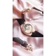 ★实拍 女神推荐款【Vacheron Constantin江诗丹顿】纵横四海系列OVERSEAS女款小号型【表壳】表径3610.8mm 质感细腻大方 84颗圆形切割施华洛水钻璀璨夺目 蓝宝石镜面永不刮花【表盘】大三针的设计 简约大方 旭日纹缎面拉丝的工艺处理 深邃优雅 18k金时标均带白色夜光涂层【机芯】CITIZEN8系列改Cal.5300机芯(机芯稳定零返修 )后原装18k纳米镀金质摆陀【表带扣】半马其他十字三片折叠式表扣 进口牛皮表带越欣赏 越懂欣赏 ★实拍 女神推荐款【Vacheron Constantin江诗丹顿】纵横四海系列OVERSEAS女款小号型【表壳】表径3610.8mm 质感细腻大方 84颗圆形切割施华洛水钻璀璨夺目 蓝宝石镜面永不刮花【表盘】大三针的设计 简约大方 旭日纹缎面拉丝的工艺处理 深邃优雅 18k金时标均带白色夜光涂层【机芯】CITIZEN8系列改Cal.5300机芯(机芯稳定零返修 )后原装18k纳米镀金质摆陀【表带扣】半马其他十字三片折叠式表扣 进口牛皮表带越欣赏 越懂欣赏