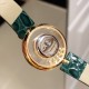 【独家美拍萧邦经邦萧邦HAPPY DIAMONDS系列快乐钻腕表】新增最新绿表盘 蓝宝石玻璃镜面 我们就是自己的神话 原厂瑞士石英机芯 镜面内7颗快乐钻自由转动 活动钻石围绕表盘回旋起舞 制作精巧的表壳玩味透明概念 chopard家标志性的Happy钻石在两片蓝宝石水晶玻璃 形成的空间内自由滑动 充分展现自由和欢快的感觉 表壳顶端与底端各缀有一圈钻石 树叶形指针 较小的同心圆为珍珠母贝质地 呈圆满的球型 两个同心圆环上皆全手工镶有钻石 七颗灵动钻石如悬空漂浮一般 细节见真知 【独家美拍萧邦经邦萧邦HAPPY DIAMONDS系列快乐钻腕表】新增最新绿表盘 蓝宝石玻璃镜面 我们就是自己的神话 原厂瑞士石英机芯 镜面内7颗快乐钻自由转动 活动钻石围绕表盘回旋起舞 制作精巧的表壳玩味透明概念 chopard家标志性的Happy钻石在两片蓝宝石水晶玻璃 形成的空间内自由滑动 充分展现自由和欢快的感觉 表壳顶端与底端各缀有一圈钻石 树叶形指针 较小的同心圆为珍珠母贝质地 呈圆满的球型 两个同心圆环上皆全手工镶有钻石 七颗灵动钻石如悬空漂浮一般 细节见真知