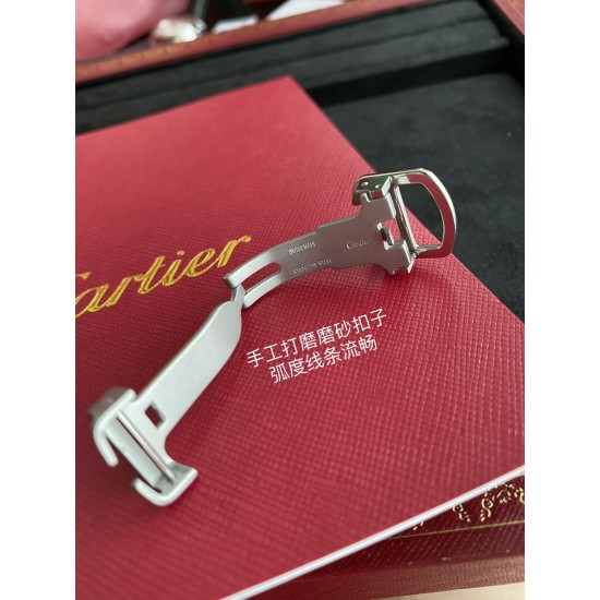 DR卡地亚钥匙系列 腕表保留了卡地亚的经典设计:阿拉伯数字时标和剑形蓝钢指针,形似钥匙的表冠顶端镶嵌一颗蓝宝石,雕纹表盘上带有太阳纹饰,6点钟位置为日期显示窗口,腕表搭配鳄鱼皮表带,进口自动机械机芯,316精钢表壳,31毫米尺寸,使用鲍鱼壳形,经典的设计辨识度很,并且适合任何场合佩戴,是一款性价比很高的腕表! DR卡地亚钥匙系列 腕表保留了卡地亚的经典设计:阿拉伯数字时标和剑形蓝钢指针,形似钥匙的表冠顶端镶嵌一颗蓝宝石,雕纹表盘上带有太阳纹饰,6点钟位置为日期显示窗口,腕表搭配鳄鱼皮表带,进口自动机械机芯,316精钢表壳,31毫米尺寸,使用鲍鱼壳形,经典的设计辨识度很,并且适合任何场合佩戴,是一款性价比很高的腕表!