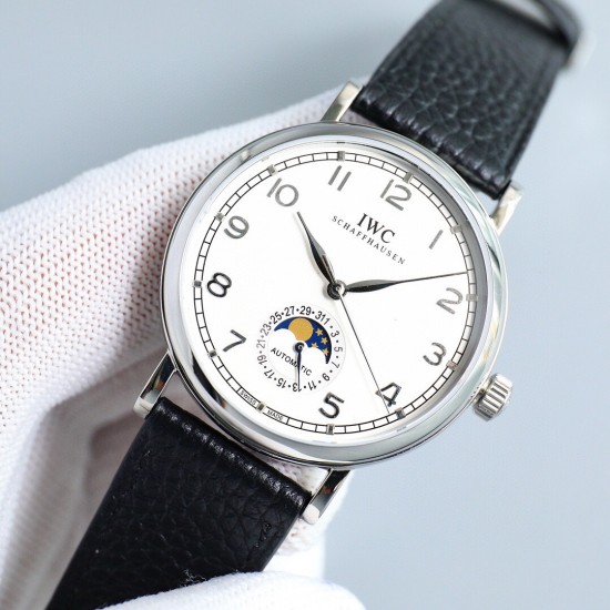 IWC 万国 柏涛菲诺系列,指针式日历功能,最受欢迎的简洁,优雅,大气的正装风范手表!6字位表盘为最新日历盘!【表壳】39毫米的表壳与正品一致!瑞士级精工打磨抛光!使得外观圆润饱满,细节到位!非常漂亮!【表盘】双卜蓝宝石表镜防眩光镀膜,表盘采用最经典的柳叶针,顶级工艺表盘!精心制作,完美还原!【机芯】独家采用进口2824机芯(精密技术做到同级别最薄)!走时精准耐用!【表带】意大利真皮纹表带! IWC 万国 柏涛菲诺系列,指针式日历功能,最受欢迎的简洁,优雅,大气的正装风范手表!6字位表盘为最新日历盘!【表壳】39毫米的表壳与正品一致!瑞士级精工打磨抛光!使得外观圆润饱满,细节到位!非常漂亮!【表盘】双卜蓝宝石表镜防眩光镀膜,表盘采用最经典的柳叶针,顶级工艺表盘!精心制作,完美还原!【机芯】独家采用进口2824机芯(精密技术做到同级别最薄)!走时精准耐用!【表带】意大利真皮纹表带!