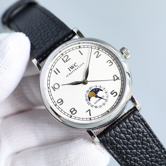 IWC 万国 柏涛菲诺系列,指针式日历功能,最受欢迎的简洁,优雅,大气的正装风范手表!6字位表盘为最新日历盘!【表壳】39毫米的表壳与正品一致!瑞士级精工打磨抛光!使得外观圆润饱满,细节到位!非常漂亮!【表盘】双卜蓝宝石表镜防眩光镀膜,表盘采用最经典的柳叶针,顶级工艺表盘!精心制作,完美还原!【机芯】独家采用进口2824机芯(精密技术做到同级别最薄)!走时精准耐用!【表带】意大利真皮纹表带! IWC 万国 柏涛菲诺系列,指针式日历功能,最受欢迎的简洁,优雅,大气的正装风范手表!6字位表盘为最新日历盘!【表壳】39毫米的表壳与正品一致!瑞士级精工打磨抛光!使得外观圆润饱满,细节到位!非常漂亮!【表盘】双卜蓝宝石表镜防眩光镀膜,表盘采用最经典的柳叶针,顶级工艺表盘!精心制作,完美还原!【机芯】独家采用进口2824机芯(精密技术做到同级别最薄)!走时精准耐用!【表带】意大利真皮纹表带!
