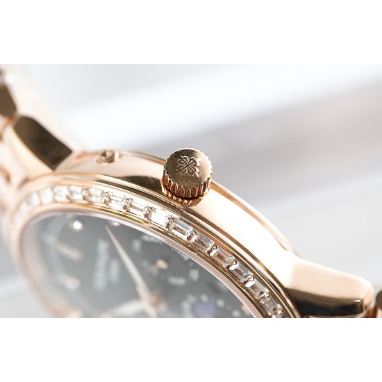 年末巨献“pp时尚新款 PATEK PHILIPPE【新年巨献 最高版本】百达翡丽超级复杂多功能系列(5721P-002)ZF厂高品质钢带款变运动系列原装9100升级版机芯。所有功能同正品(3字位月份显示 6字位24小时显示 9字位24小时和日月星辰显示),和原装一样的带水平压纹工艺,带荧光刻度 ,41mm直径。316L精钢镀金,原装进口蓝宝石水晶镜面。5721和5721P款的外钻为施华洛世奇钻,通透闪亮,气质非凡。在目前技术范畴内尽可能接近原装,此款腕表让您驾驭所有场合。 年末巨献“pp时尚新款 PATEK PHILIPPE【新年巨献 最高版本】百达翡丽超级复杂多功能系列(5721P-002)ZF厂高品质钢带款变运动系列原装9100升级版机芯。所有功能同正品(3字位月份显示 6字位24小时显示 9字位24小时和日月星辰显示),和原装一样的带水平压纹工艺,带荧光刻度 ,41mm直径。316L精钢镀金,原装进口蓝宝石水晶镜面。5721和5721P款的外钻为施华洛世奇钻,通透闪亮,气质非凡。在目前技术范畴内尽可能接近原装,此款腕表让您驾驭所有场合。