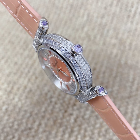 ★实拍 萧邦 CHOPARD IMPERIALE 系列腕表。独特风格带您走进一个新阶段并且成功塑造了崇尚自我表达和与众不同的生活化概念，316精钢材质，此表款全手工镶嵌施华洛世奇水晶钻，成为了美式奢侈生活风格的代表！进口石英机芯以及精细做工，佩戴贴手舒适，设计风格简约明朗。充满奢华璀璨的气息，光彩夺人、让你瞬间提升华丽的气质 ！