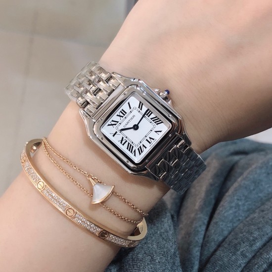 实拍 GF最强女表系列——卡地亚猎豹Panthre de Cartier。华丽而不羁,是Panthre de Cartier猎豹所传达的美学风格。它线条流畅,魅惑动人,柔软服帖于腕间,宛若在肌肤上翩翩起舞。独特的造型彰显成熟优雅、自信动人的女性形象。GF工厂以精湛技艺,原装开模,打造出与正品无异的精美流线表耳,与表壳一体成型。搭载瑞士朗达石英机芯,316L精钢壳套,尺寸:27 x 37毫米,厚度:6毫米,镀银表盘,剑形蓝钢指针,100%三度防水。搭配专柜旅行包装物料。 实拍 GF最强女表系列——卡地亚猎豹Panthre de Cartier。华丽而不羁,是Panthre de Cartier猎豹所传达的美学风格。它线条流畅,魅惑动人,柔软服帖于腕间,宛若在肌肤上翩翩起舞。独特的造型彰显成熟优雅、自信动人的女性形象。GF工厂以精湛技艺,原装开模,打造出与正品无异的精美流线表耳,与表壳一体成型。搭载瑞士朗达石英机芯,316L精钢壳套,尺寸:27 x 37毫米,厚度:6毫米,镀银表盘,剑形蓝钢指针,100%三度防水。搭配专柜旅行包装物料。