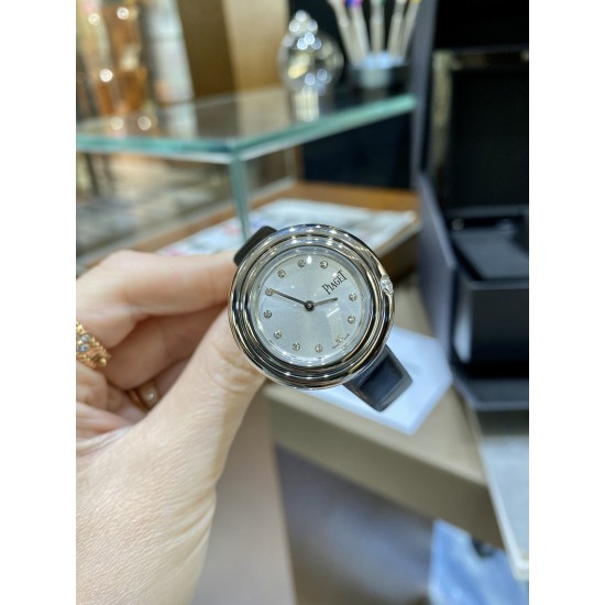 全网女生听我的!买它…❤️。 伯爵“时来运转”顶级奢侈品入门款精致的 29mm尺寸大小!第一眼看到它的时候我一眼就中,首先是外观设计足够百搭,➕上外层一圈可来回转动 很有寓意、一起“转动,遇见非凡”。上手很秀气,彩色鳄鱼皮可轻松拆卸 看上去就高端,机芯采用瑞士进口石英机芯,螺旋式表圈316L精钢打磨抛光 表面光亮如镜、表盘内圈钻石刻度 11颗⭕️圆形美钻(约0.07克拉)外圈一颗圆形美钻(约0.05克拉) 全网女生听我的!买它…❤️。 伯爵“时来运转”顶级奢侈品入门款精致的 29mm尺寸大小!第一眼看到它的时候我一眼就中,首先是外观设计足够百搭,➕上外层一圈可来回转动 很有寓意、一起“转动,遇见非凡”。上手很秀气,彩色鳄鱼皮可轻松拆卸 看上去就高端,机芯采用瑞士进口石英机芯,螺旋式表圈316L精钢打磨抛光 表面光亮如镜、表盘内圈钻石刻度 11颗⭕️圆形美钻(约0.07克拉)外圈一颗圆形美钻(约0.05克拉)