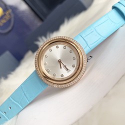 实拍 伯爵-PIAGET 女士腕表 瑞士石英机芯 316L精钢表壳 真牛皮表带 尺寸34*8mm 蓝宝石玻璃镜面 简约的设计,大胆而多彩的配色,以及旋转表圈是伯爵品牌 Possession腕表的特质所在。通过品牌制表师们天马星空的创意,将各个亮色的表带与贵金属、钻石、精钢材质相融,通过圆形盘面的演绎,令全新的 Possession腕表越发闪耀夺目,给人眼前一亮之感。