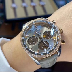 时光淙淙，细品每一刻芳香醇厚。欧米茄超霸系列38mm“卡布奇诺”有着双色的表盘配色，3个椭圆形小表盘的设计也令人眼前一亮。316精钢表壳福独特和欧米茄独特的Sedna️18K金搭配，整个表壳外圈镶钻，显得璀璨耀眼，匠具独心的双重表圈设计将钻石的闪亮光泽与超霸原型表款的运动精神完美融合，简直太显精致时髦感了！如此传奇的它颜值真的超能打，此款配色真的很治愈，不仅颜色百搭，完全不挑肤色！