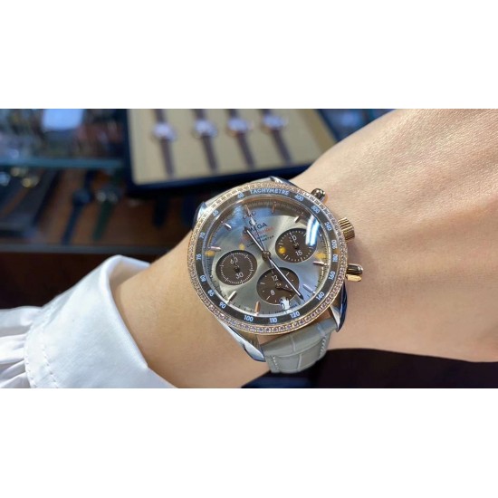 时光淙淙,细品每一刻芳香醇厚。欧米茄超霸系列38mm“卡布奇诺”有着双色的表盘配色,3个椭圆形小表盘的设计也令人眼前一亮。316精钢表壳福独特和欧米茄独特的Sedna️18K金搭配,整个表壳外圈镶钻,显得璀璨耀眼,匠具独心的双重表圈设计将钻石的闪亮光泽与超霸原型表款的运动精神完美融合,简直太显精致时髦感了!如此传奇的它颜值真的超能打,此款配色真的很治愈,不仅颜色百搭,完全不挑肤色! 时光淙淙,细品每一刻芳香醇厚。欧米茄超霸系列38mm“卡布奇诺”有着双色的表盘配色,3个椭圆形小表盘的设计也令人眼前一亮。316精钢表壳福独特和欧米茄独特的Sedna️18K金搭配,整个表壳外圈镶钻,显得璀璨耀眼,匠具独心的双重表圈设计将钻石的闪亮光泽与超霸原型表款的运动精神完美融合,简直太显精致时髦感了!如此传奇的它颜值真的超能打,此款配色真的很治愈,不仅颜色百搭,完全不挑肤色!