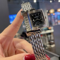 新款积家经典翻转系列高级女士腕表[飞吻][飞吻]精钢表壳，独特设计180度旋转翻盖，内置瑞士石英机芯，走时精准稳定！真皮表带，尺寸1比1[色][色]尺寸：23*34mm 厚度：13.5mm】