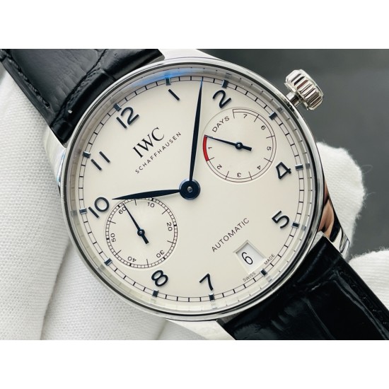【ZF Factory销量神器】V5升级版 IWC万国葡7-葡萄牙系列 七日链 !1⃣️搭载定制版C.52010自动机械机芯!2⃣️独立小秒针,真动能指示!3⃣️蓝宝石玻璃镜面!4⃣️定制版意大利牛皮表带,原装扣子!5⃣️直径42毫米!ZF出品 必属精品 欢迎您的品鉴! 【ZF Factory销量神器】V5升级版 IWC万国葡7-葡萄牙系列 七日链 !1⃣️搭载定制版C.52010自动机械机芯!2⃣️独立小秒针,真动能指示!3⃣️蓝宝石玻璃镜面!4⃣️定制版意大利牛皮表带,原装扣子!5⃣️直径42毫米!ZF出品 必属精品 欢迎您的品鉴!