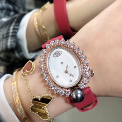 品牌：宝玑-Breguet ™️系列：珠宝系列 现推出石英版本 宝玑GJ29BB8924/5D58 雕花珍珠贝母 镶钻 女士腕表表壳电镀18K金鹅卵形表壳，外缘镶嵌24颗明亮式切割钻石和一颗日本Akoya 海水珍珠。尺寸：34.4 x 28.7毫米。表盘为玑镂刻花珍珠母贝。12点位置镶嵌宝玑铭牌。偏心小时刻度环，3点、6点、9点和12点位置设有钻石时标。宝玑经典针尖镂空式蓝钢指针。镌刻编号和Breguet隐形签名。丝缎表带，搭配折叠镶钻表扣。