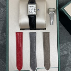 卡地亚超薄坦克Cartier Tank Solo系列，进口瑞士石英机芯，圆珠形表冠，镶嵌一颗凸圆形合成尖晶石，珠光红表盘，罗马数字时标，剑形蓝钢指针，蓝宝石水晶镜面，搭配意大利牛皮表带。直径：小号2431mm,中号2734mm。