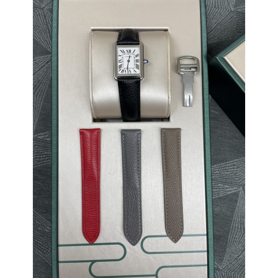卡地亚超薄坦克Cartier Tank Solo系列,进口瑞士石英机芯,圆珠形表冠,镶嵌一颗凸圆形合成尖晶石,珠光红表盘,罗马数字时标,剑形蓝钢指针,蓝宝石水晶镜面,搭配意大利牛皮表带。直径:小号2431mm,中号2734mm。 卡地亚超薄坦克Cartier Tank Solo系列,进口瑞士石英机芯,圆珠形表冠,镶嵌一颗凸圆形合成尖晶石,珠光红表盘,罗马数字时标,剑形蓝钢指针,蓝宝石水晶镜面,搭配意大利牛皮表带。直径:小号2431mm,中号2734mm。