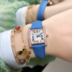 实拍卡地亚-CARTIER2020最新卡地亚法国坦克Cartier Tank Franaise系列，一款百搭性价比又高的手表 搭配全新专柜欧版风格定制的原厂表带，进口瑞士石英机芯。八角形表冠，镶嵌一颗凸圆形合成尖晶石，剑形蓝钢指针，蓝宝石水晶镜面，采用与原装一致的实心内罩，尺寸：25 x 20mm。佩戴舒适柔软服帖，上手显得高贵又典雅，很气质很女人独家货源。