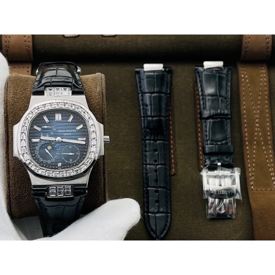 【PFF Factory2021牛年力作】V2升级版 【市场最高品质版本】百达.翡丽Patekphilippe运动系列(鹦鹉螺)5724(霸道总裁)升级版!1⃣️所有功能同正品(10字位动能显示,7字位日历和月相 4字位小秒针),和原装一样的带水平压纹图案,带荧光刻度 !2⃣️直径40毫米,904L精钢镀金,蓝宝石玻璃镜面。3⃣️5722和5724款的外钻为施华洛世奇钻,通透闪亮,气质非凡。在目前技术范畴内尽可能接近原装,此款腕表可以让您驾驭所有场合!PFF匠心之作 欢迎您的品鉴! 【PFF Factory2021牛年力作】V2升级版 【市场最高品质版本】百达.翡丽Patekphilippe运动系列(鹦鹉螺)5724(霸道总裁)升级版!1⃣️所有功能同正品(10字位动能显示,7字位日历和月相 4字位小秒针),和原装一样的带水平压纹图案,带荧光刻度 !2⃣️直径40毫米,904L精钢镀金,蓝宝石玻璃镜面。3⃣️5722和5724款的外钻为施华洛世奇钻,通透闪亮,气质非凡。在目前技术范畴内尽可能接近原装,此款腕表可以让您驾驭所有场合!PFF匠心之作 欢迎您的品鉴!