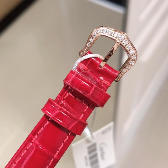 实拍 Cartier HYPNOSE系列腕表卡地亚椭圆双环交叠,演绎卡地亚柔美细腻的标志性风格。腕表灵动深邃,玫瑰金表壳镶嵌明亮式切割圆钻,太阳纹放射效果的表盘与剑形蓝钢指针,搭配鳄鱼皮带 典雅又唯美,再随机配送一条牛皮 30*26mm小号表款,搭配瑞士石英机芯,非常适合女性佩戴。 实拍 Cartier HYPNOSE系列腕表卡地亚椭圆双环交叠,演绎卡地亚柔美细腻的标志性风格。腕表灵动深邃,玫瑰金表壳镶嵌明亮式切割圆钻,太阳纹放射效果的表盘与剑形蓝钢指针,搭配鳄鱼皮带 典雅又唯美,再随机配送一条牛皮 30*26mm小号表款,搭配瑞士石英机芯,非常适合女性佩戴。