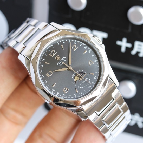 LL【精品推荐】新款劳力士首款月相显示腕表（ROLEX），此款腕表是来自《劳力士全球最著名设计师》历经考验，至臻呈现。[强]大三针表，6字位采用月相和日期显示，腕表采用进口316精钢壳套制做，配搭瑞士ETA2824月相功能机芯，进口蓝宝石镜面、尺寸：40mm厚度10mm超薄表盘、表带采用316精钢表带、具有防水性能，卓越的品质，完美的理念 屡创佳绩 绝对是男人身分地位的象征！