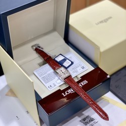 鳄鱼皮瑞士石英到货！浪琴表黛绰维纳20.80 X 32.00mm 石英女士腕表！瑞士石英，蓝宝石玻璃，鳄鱼皮表带，浪琴排名皇后级别的当属黛绰维纳系列女表 以意大利语中的Dolce Vita为名 寓意甜美生活 寓意意式生活邂逅现代浪漫 通过几何线条与柔美曲线塑造出现代优雅与妩媚姿态 银色表盘的雕花、以及蓝钢指针等精致细节都烘托出佩戴者纯正的优雅与贵气 ！