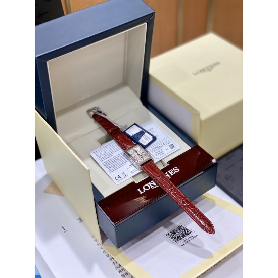 鳄鱼皮瑞士石英到货!浪琴表黛绰维纳20.80 X 32.00mm 石英女士腕表!瑞士石英,蓝宝石玻璃,鳄鱼皮表带,浪琴排名皇后级别的当属黛绰维纳系列女表 以意大利语中的Dolce Vita为名 寓意甜美生活 寓意意式生活邂逅现代浪漫 通过几何线条与柔美曲线塑造出现代优雅与妩媚姿态 银色表盘的雕花、以及蓝钢指针等精致细节都烘托出佩戴者纯正的优雅与贵气 ! 鳄鱼皮瑞士石英到货!浪琴表黛绰维纳20.80 X 32.00mm 石英女士腕表!瑞士石英,蓝宝石玻璃,鳄鱼皮表带,浪琴排名皇后级别的当属黛绰维纳系列女表 以意大利语中的Dolce Vita为名 寓意甜美生活 寓意意式生活邂逅现代浪漫 通过几何线条与柔美曲线塑造出现代优雅与妩媚姿态 银色表盘的雕花、以及蓝钢指针等精致细节都烘托出佩戴者纯正的优雅与贵气 !